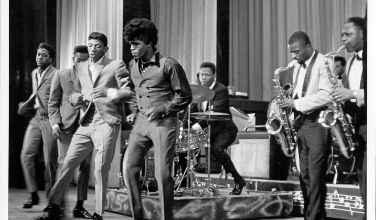 Hold Me, Love Me: James Brown and His Famous Flames – TRY ME (LIVE, 1974)