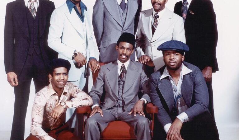 Get Down, Get Down: Kool & The Gang – JUNGLE BOOGIE (Soul Train Performance)