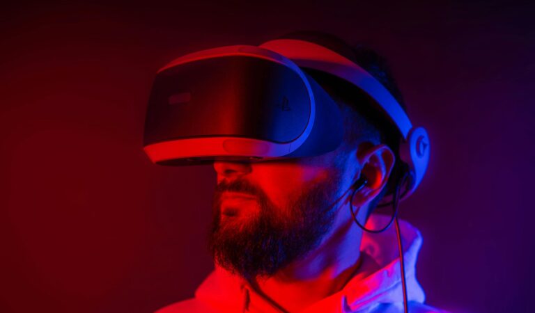 Cross-Platform Metaverse Games with VR Compatibility